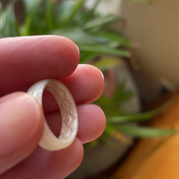 Groove Silicone Ring Women’s Size 5 Pearl White Jewelry Work Gym Breathable Ring - Picture 3 of 6